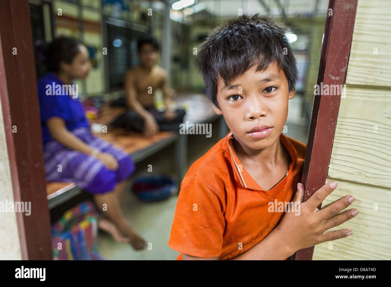 20. Mai 2013 - Mae Kasa, Tak, Thailand - A birmanischen Boy am Eingang eine stationäre Ward in der Wangpha Klinik in Mae Kasa, Thailand. Es gibt mehr als 2 Millionen burmesische Migranten und Flüchtlinge in Thailand und die überwältigende Mehrheit haben keinen Zugang zu thailändischen sozialen Diensten, also sie Leistungen von NRO verwenden. Der Wangpha-Klinik läuft durch den Shaklo Malaria Research Unit (SMRU) betreibt Kliniken entlang der Thai-Burma (Myanmar) Grenze in der Provinz Tak. (Bild Kredit: Jack Kurtz/ZUMAPRESS.com ©) Stockfoto