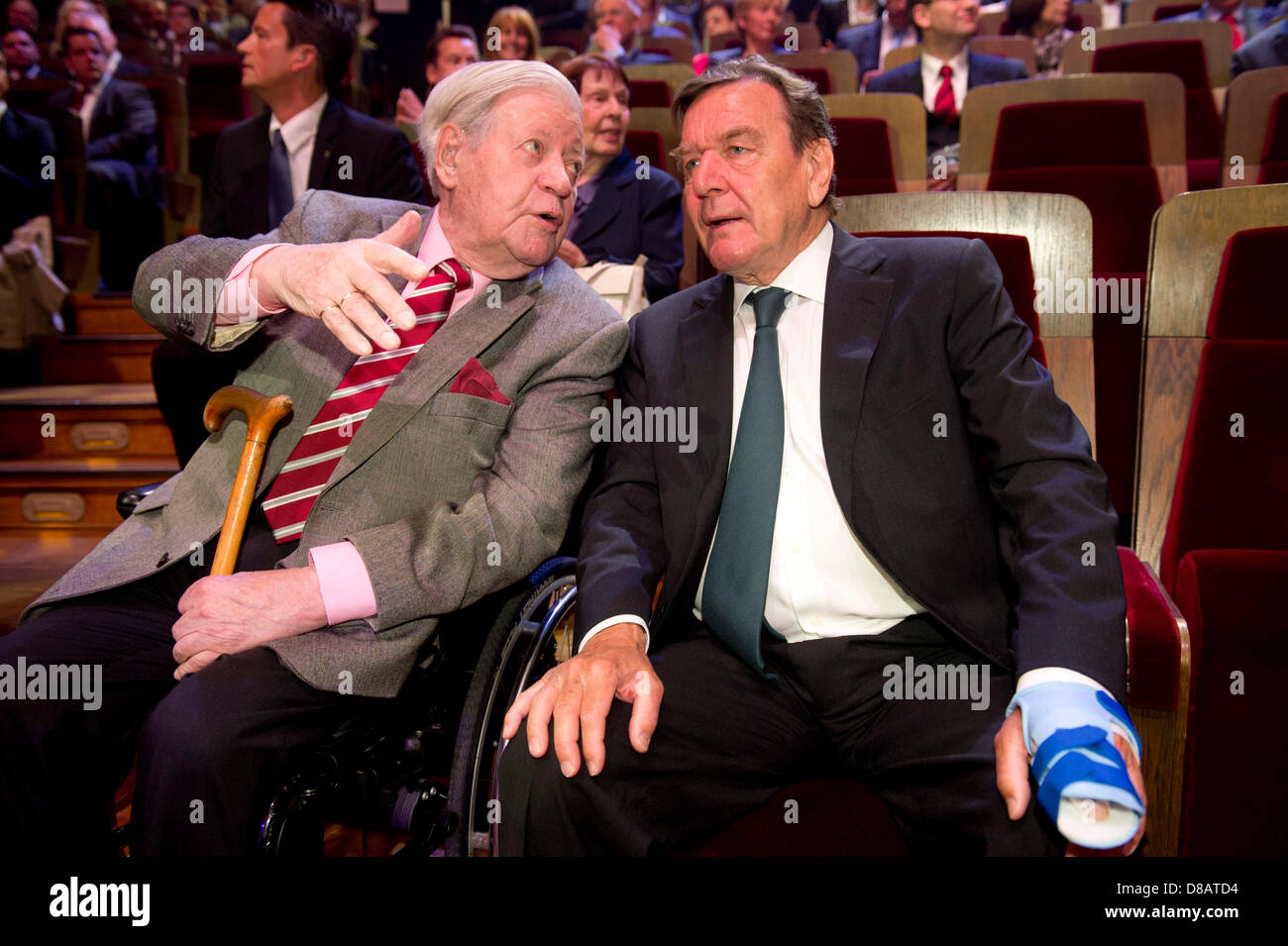 Leipzig, Deutschland. 23. Mai 2013. Ehemalige Bundeskanzler Helmut Schmidt (L) und Gerhard Schroeder sprechen während der Zeremonie anlässlich des 150. Geburtstages von der Sozialdemokratischen Partei Deutschlands (SPD) an das Gewandhaus in Leipzig. Der allgemeine deutsche Arbeitnehmer Association (ADAV), der Vorläufer der SPD, wurde vor 150 Jahren gegründet. Foto: ODD ANDERSEN/POOL/Dpa/Alamy Live News Stockfoto