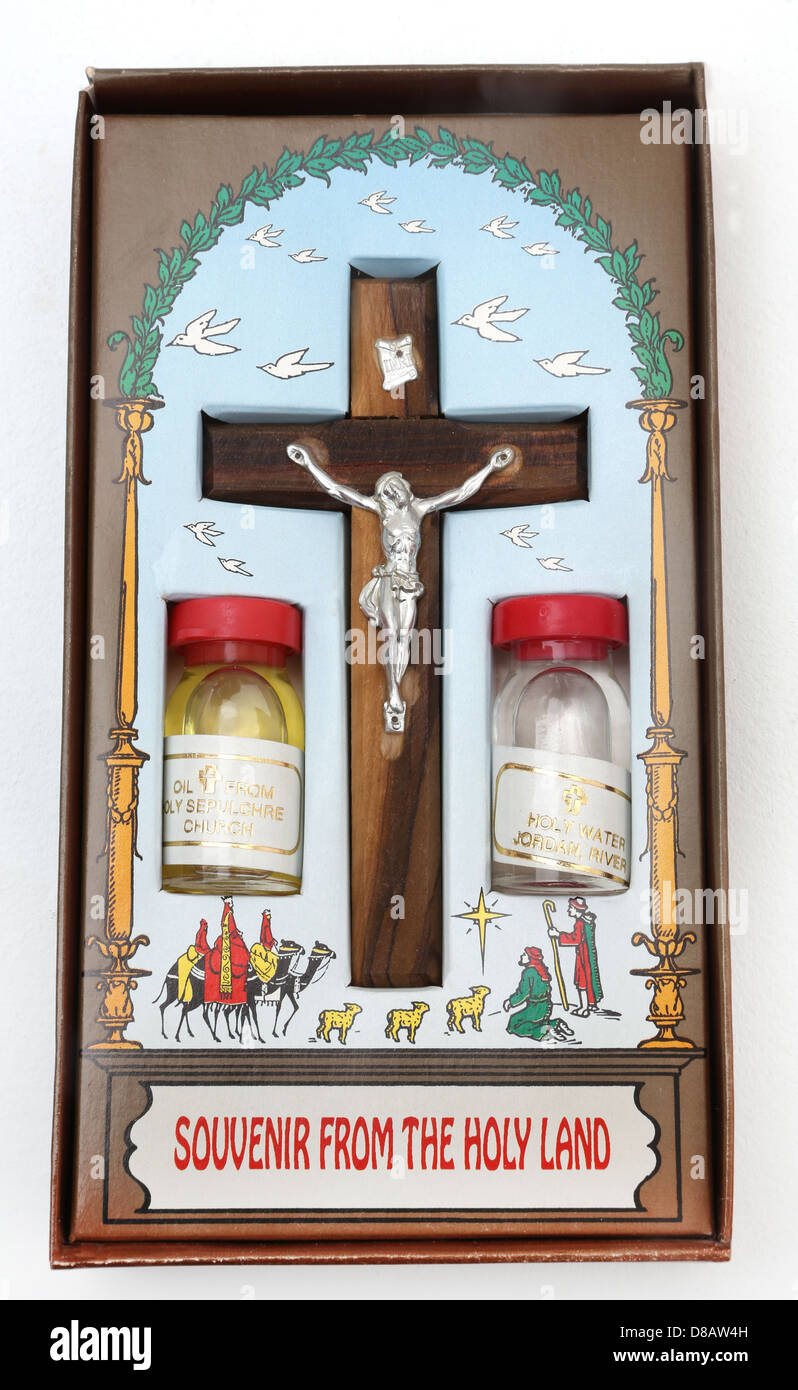 Souvenir aus dem Heiligen Land Kruzifix, Öl aus der Heilig-Grab-Kirche und heiliges Wasser aus dem Fluss Jordan Stockfoto