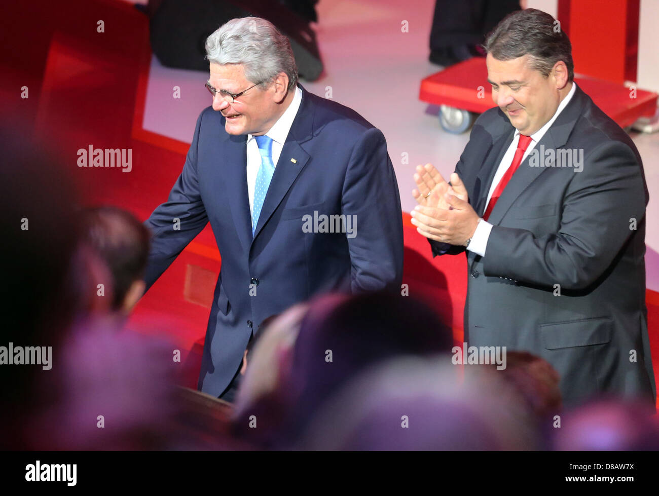 Leipzig, Deutschland. 23. Mai 2013. SPD-Vorsitzende Sigmar Gabriel begrüßt Bundespräsident Joachim Gauck nach seiner Rede während der Zeremonie anlässlich des 150. Geburtstages von der Sozialdemokratischen Partei Deutschlands (SPD) an das Gewandhaus in Leipzig. Der allgemeine deutsche Arbeitnehmer Association (ADAV), der Vorläufer der SPD, wurde vor 150 Jahren gegründet. Foto: ODD ANDERSEN/POOL/Dpa/Alamy Live News Stockfoto