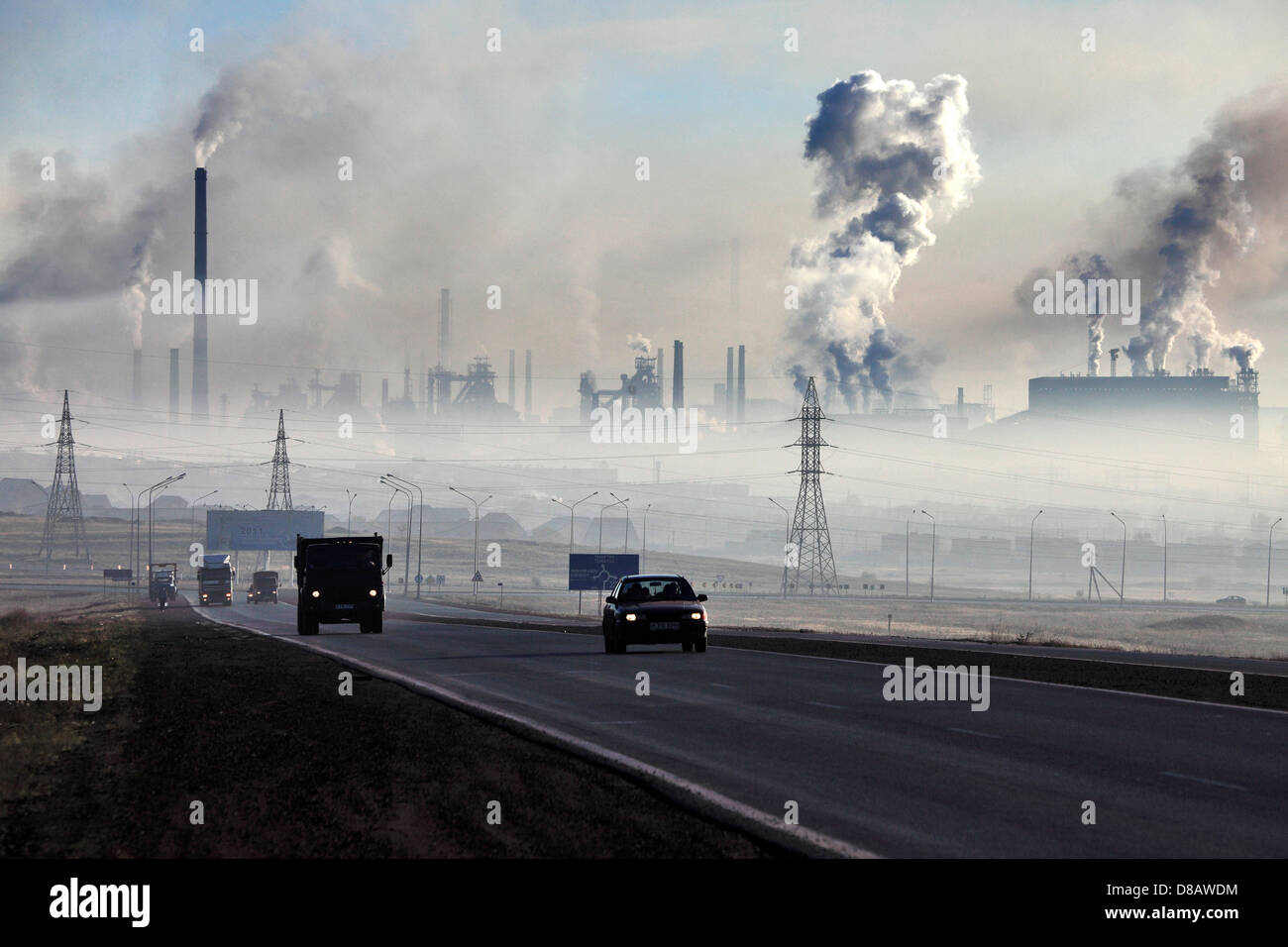 Karaganda - Luftverschmutzung durch Stahl-Werke (Arselor Mittal Temirtau) Stockfoto