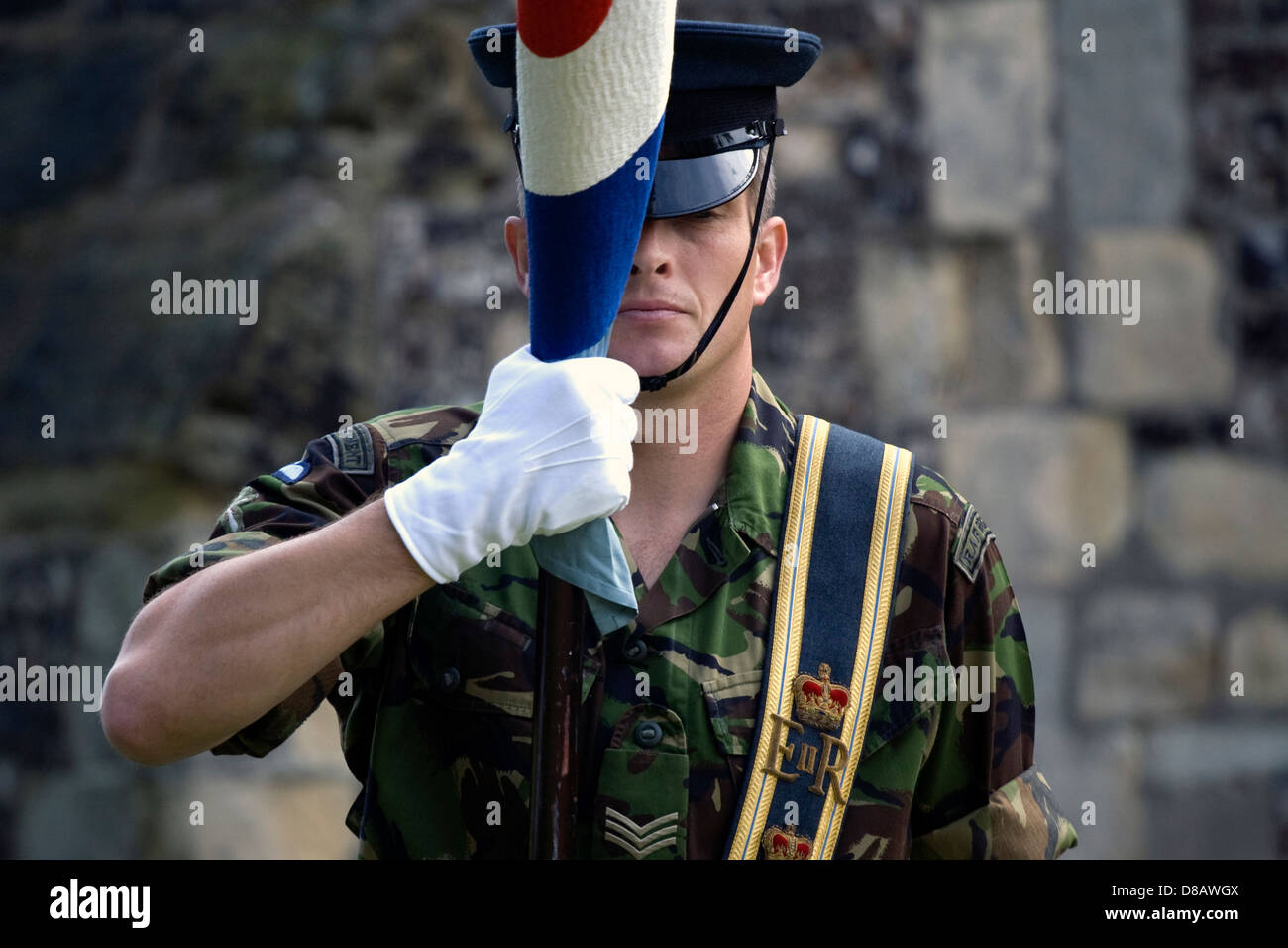Mitglieder der britischen Streitkräfte nehmen an der Beerdigung der ersten Weltkrieg Veteran Henry Alligham Teil. Stockfoto