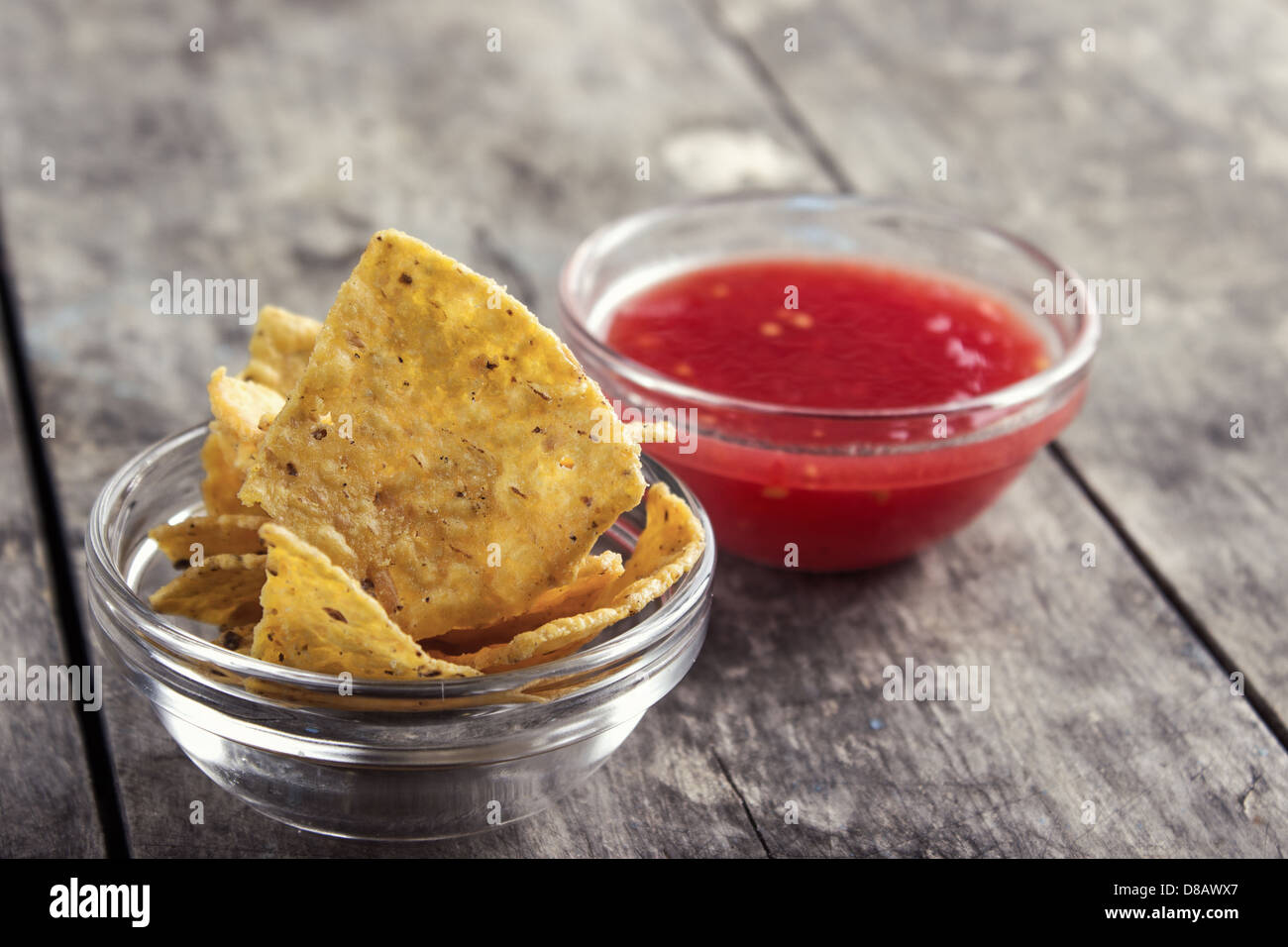 Schüssel mit Salsa und Tortilla-Chips auf dem Holztisch Stockfoto