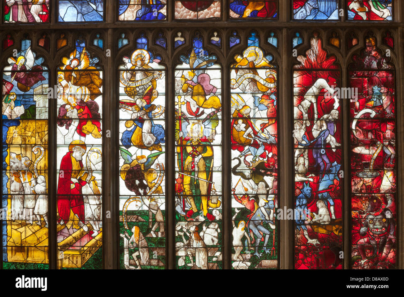 Teil der großen Westfenster, zeigt das jüngste Gericht in St. Marys Kirche in der Cotswold Stadt Fairford, Gloucestershire UK Stockfoto