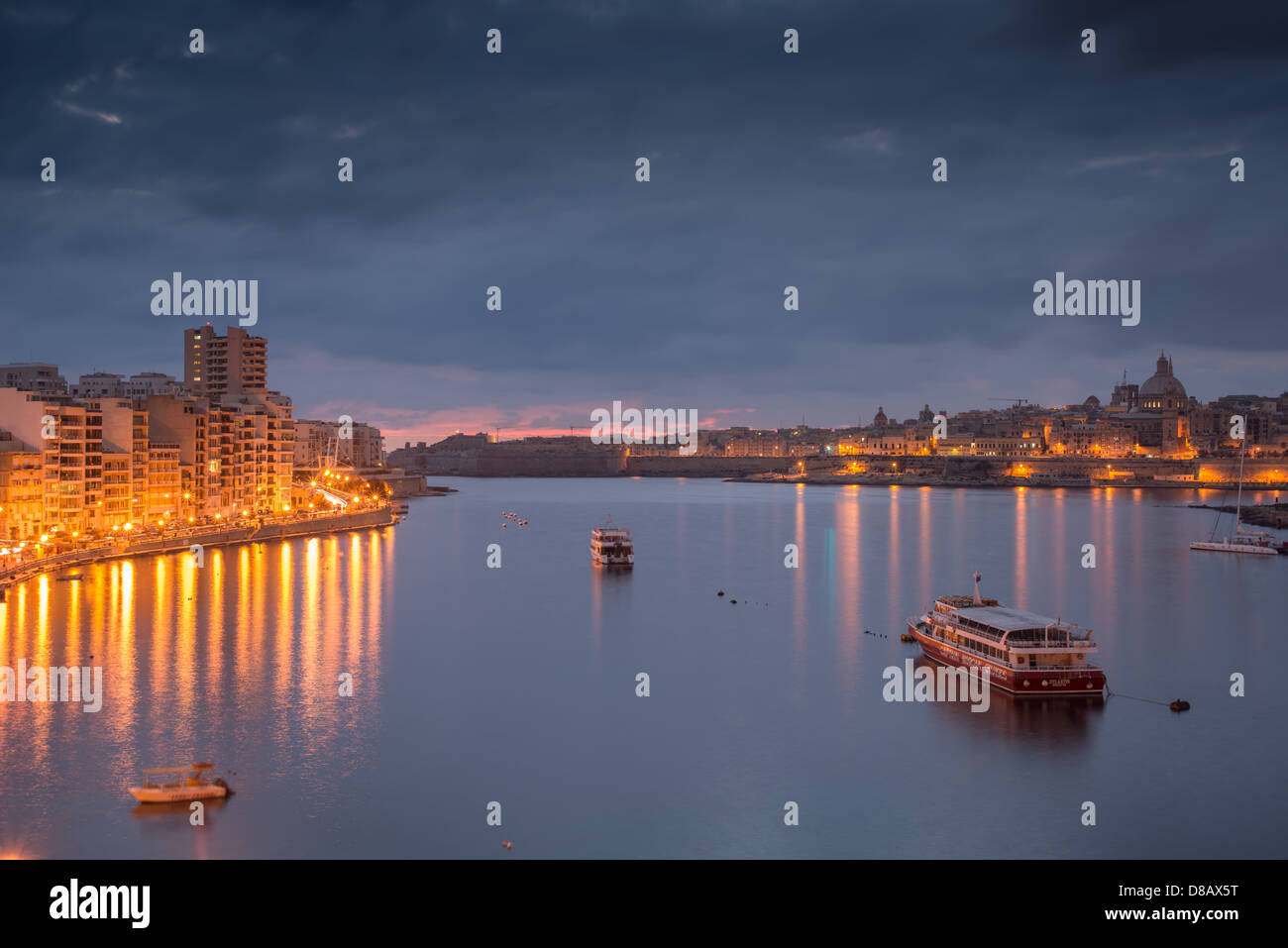 Valletta Hafen bei Nacht Stockfoto