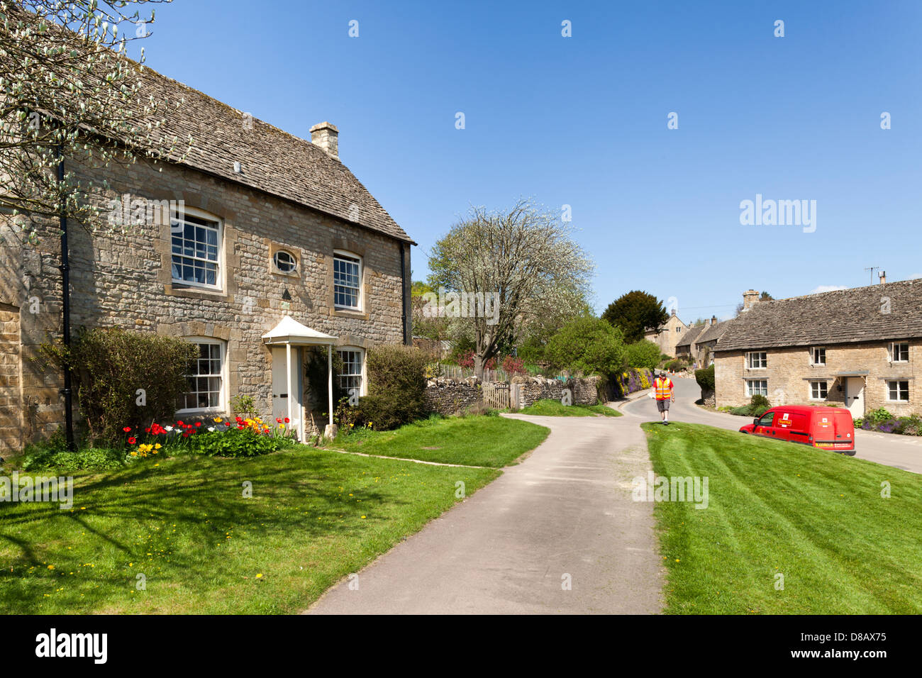Royal Mail Postbote Zustellung im Cotswold Dorf der Guiting macht, Gloucestershire UK Stockfoto
