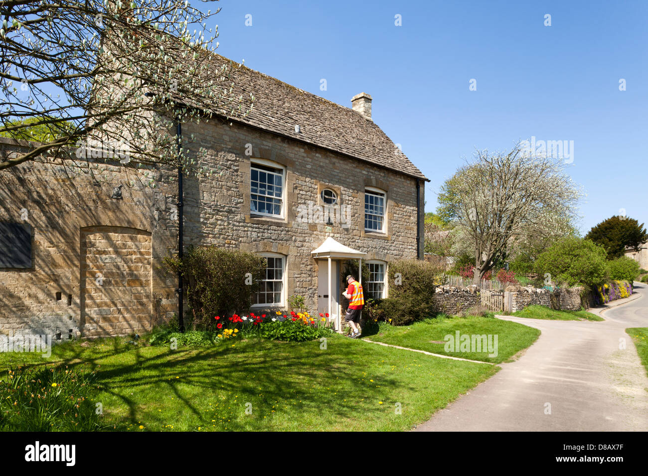 Royal Mail Postbote Zustellung im Cotswold Dorf der Guiting macht, Gloucestershire UK Stockfoto
