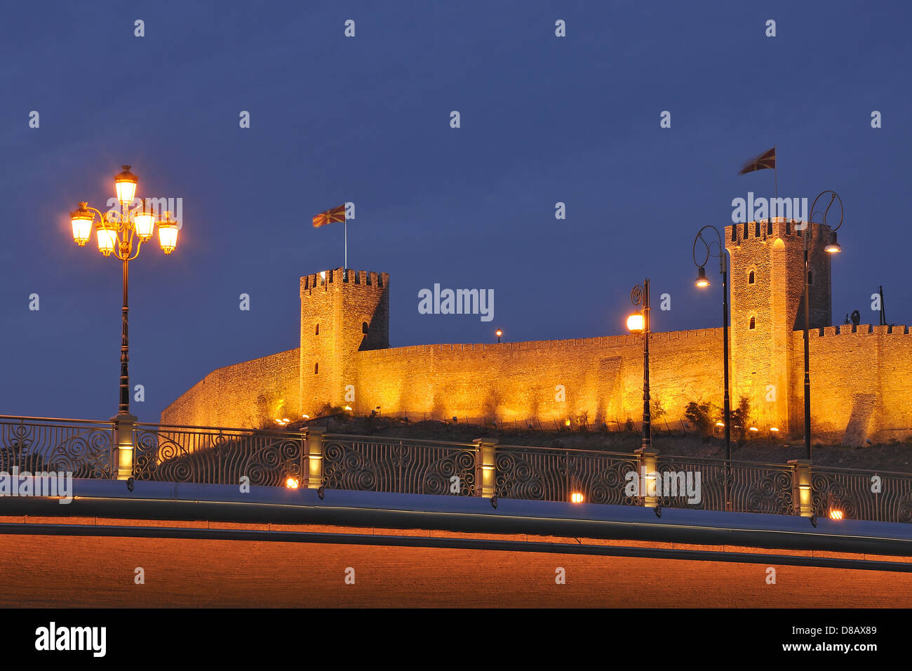 Skopje Nachtaufnahme - die Kale Zitadelle und die Brücke Stockfoto