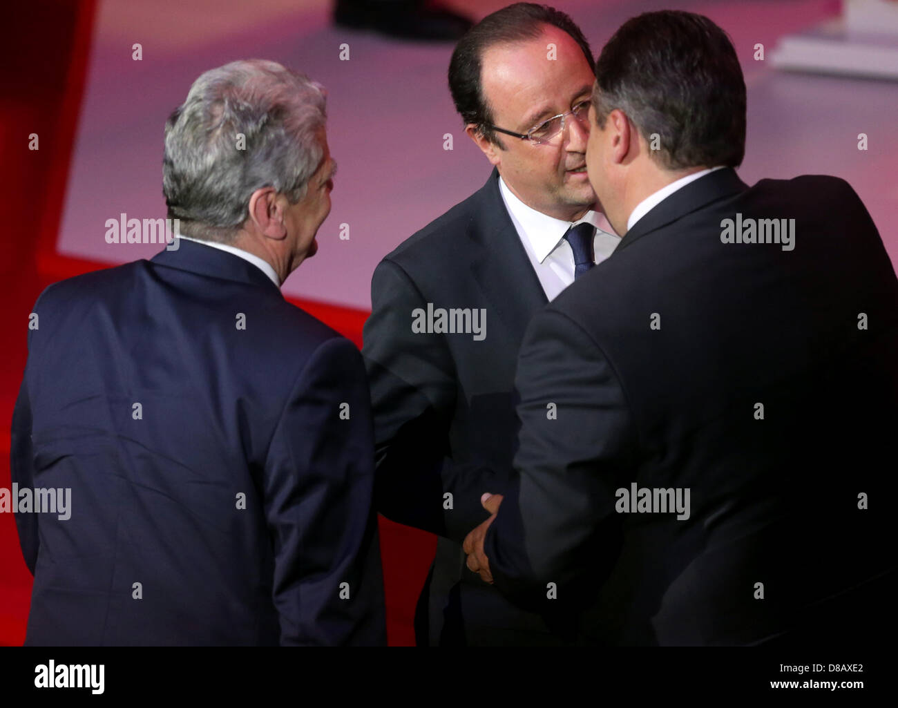 French President Francois Hollande (C) grüßt deutsche Präsident Joachim Gauck (L) und SPD-Vorsitzende Sigmar Gabriel während der Zeremonie anlässlich des 150. Geburtstages von der Sozialdemokratischen Partei Deutschlands (SPD) an das Gewandhaus in Leipzig, Deutschland, 23. Mai 2013. Der allgemeine deutsche Arbeitnehmer Association (ADAV), der Vorläufer der SPD, wurde vor 150 Jahren gegründet. Foto: Kay Nietfeld Stockfoto