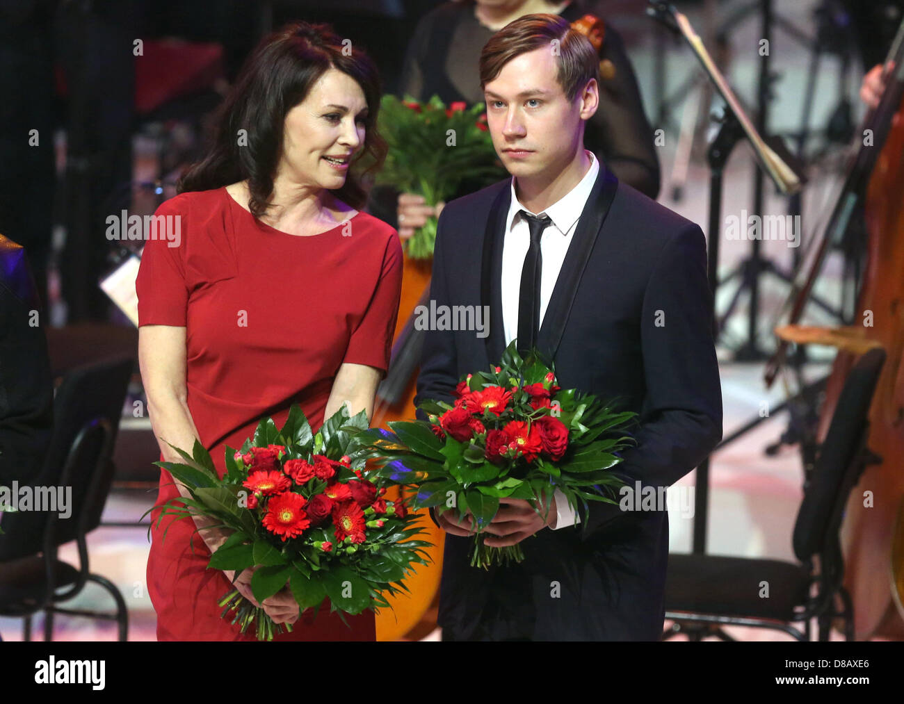 Deutsche Schauspielern Iris Berben (L) und David Kross stehen während der Zeremonie anlässlich des 150. Geburtstages von der Sozialdemokratischen Partei Deutschlands (SPD) an das Gewandhaus in Leipzig, Deutschland, 23. Mai 2013. Der allgemeine deutsche Arbeitnehmer Association (ADAV), der Vorläufer der SPD, wurde vor 150 Jahren gegründet. Foto: Kay Nietfeld Stockfoto