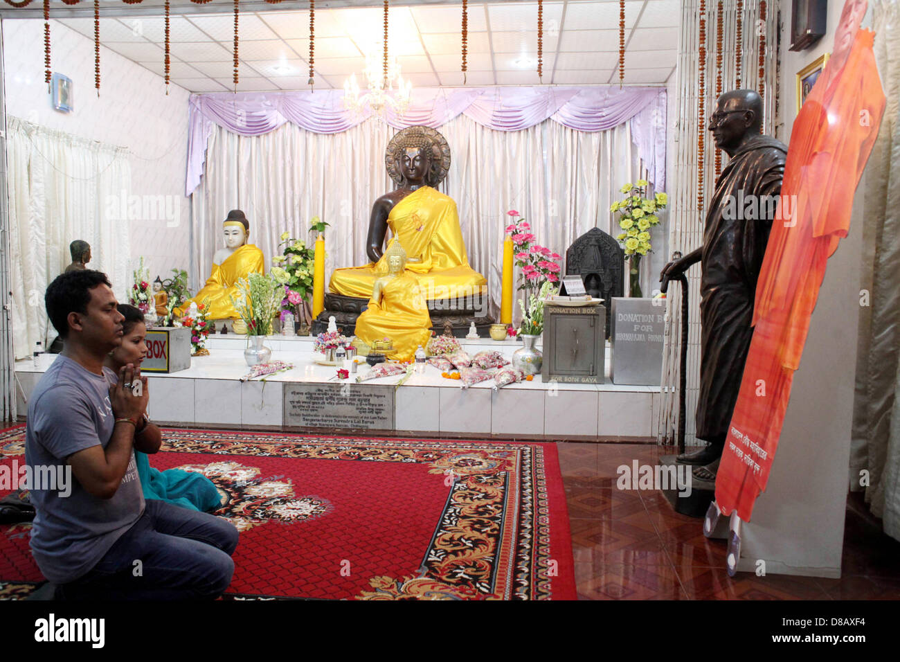 Dhaka, Bangladesch. 23. Mai 2013. Buddha Purnima, das größte religiöse Fest der buddhistischen Gemeinschaft, wurde Donnerstag in der Hauptstadt und an anderer Stelle im ganzen Land gefeiert. Gemäß dem Glauben der Buddhisten fand die Entstehung von Lord Buddha an diesem Tag 2.556 Jahren.  Bildnachweis: Zakir Hossain Chowdhury Zakir / Alamy Live News Stockfoto