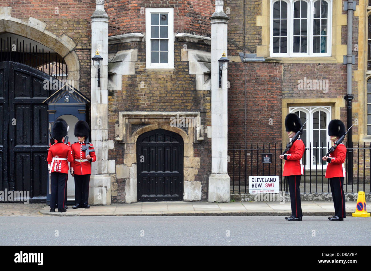 Wachen außerhalb St. James' Palace, London, England Stockfoto