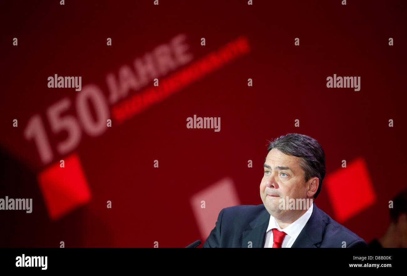 SPD-Bundesvorsitzender Sigmar Gabriel hält eine Rede während der Zeremonie anlässlich des 150. Geburtstages von der Sozialdemokratischen Partei Deutschlands (SPD) an das Gewandhaus in Leipzig, Deutschland, 23. Mai 2013. Der allgemeine deutsche Arbeitnehmer Association (ADAV), der Vorläufer der SPD, wurde vor 150 Jahren gegründet. Foto: Kay Nietfeld Stockfoto