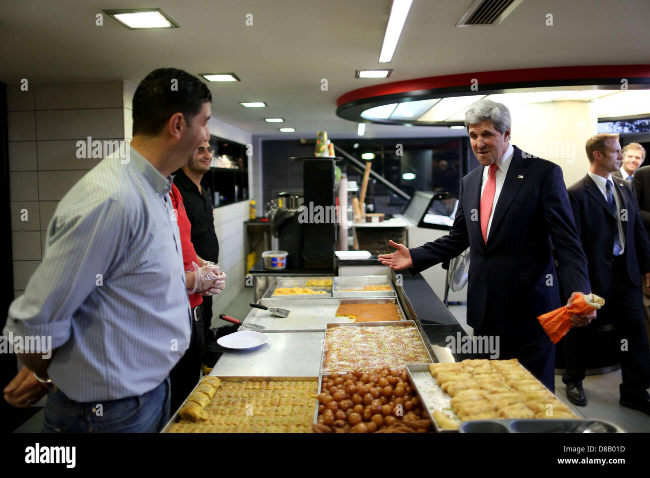 23. Mai 2013 - Ramallah, Westjordanland, palästinensischem Gebiet - US Secretary Of State John Kerry (R) Gestures als er nach seinem Treffen mit Palästinenserpräsident Mahmoud Abbas im Westen einen Süßigkeiten-Shop besucht bank Stadt Ramallah am 23. Mai 2013. Kerry Gespräche in Jerusalem und Ramallah am 23. Mai drängen auf - trotz der weit verbreiteten "Skepsis" - mit seiner Bewerbung um den sterbenden israelisch-palästinensischen Friedensprozess wiederzubeleben. Apaimages FADI AROURI / XINHUA / POOL (Credit-Bild: © Apaimages/APA Images/ZUMAPRESS.com) Stockfoto