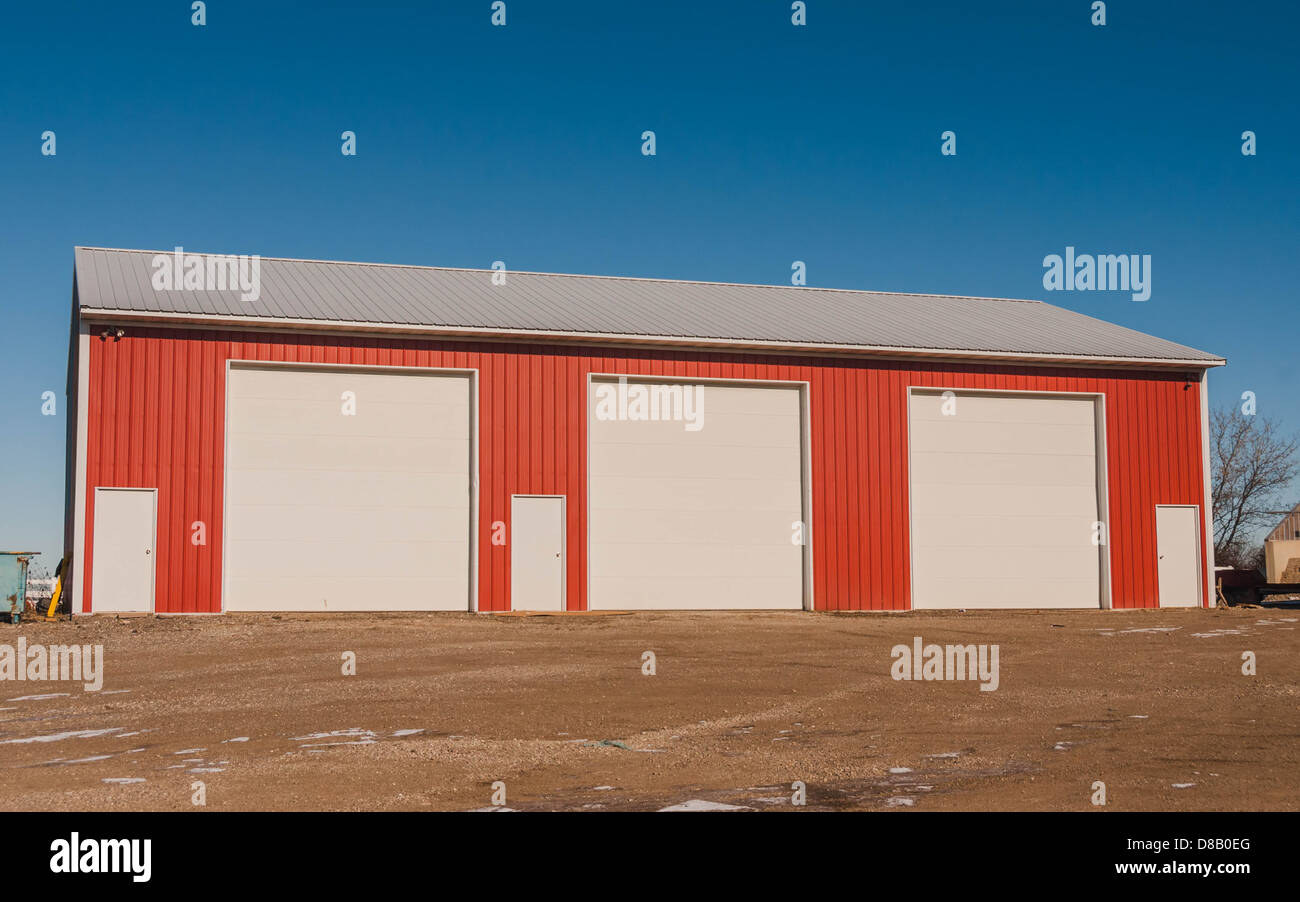 Kleine Industriehalle mit identischen Türen Stockfoto