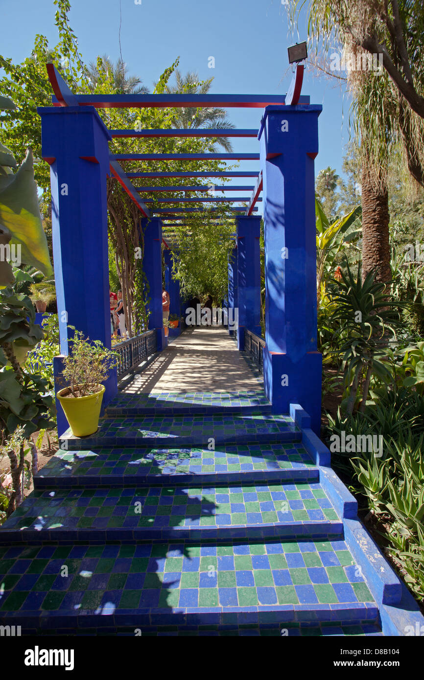Majorelle Gärten: Komposition mit tiefem Kobaltblau Stockfoto