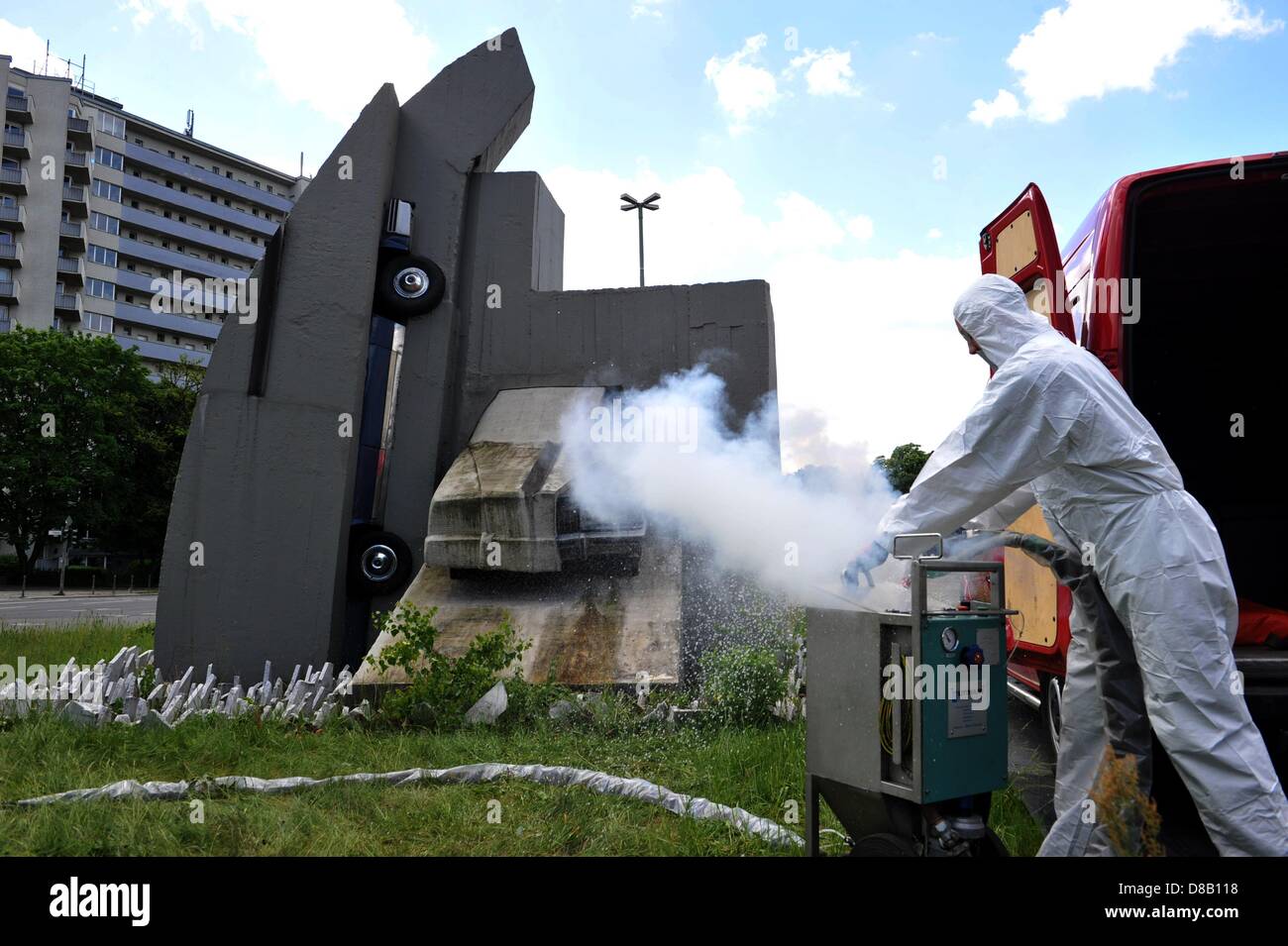 Benjamin Czech, aus der speziellen Reinigung Firma ISC reinigt die konkrete Cadillac-Skulpturen auf dem Rathenauplatz in Berlin, Deutschland, 23. Mai 2013. Sieben Jahre nach der Installation wird das Kunstwerk von Wolf Vostell mit Trockeneis gereinigt. Foto: PAUL ZINKEN Stockfoto