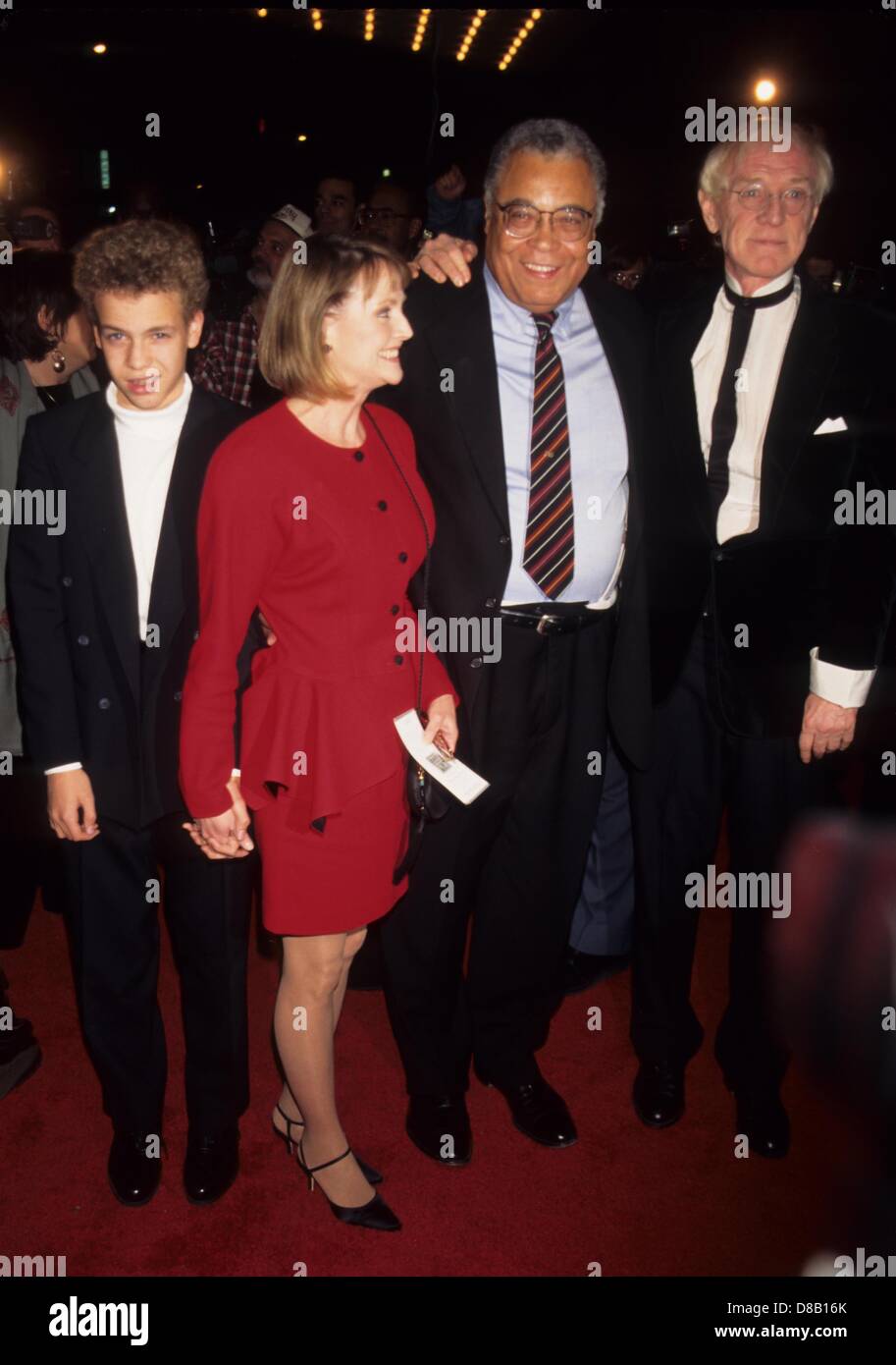 EARL JAMES JONES mit Familie. Schrei, der geliebten Land Premiere 1995.k2864ar. (Kredit-Bild: © Andrea Renault/Globe Photos/ZUMAPRESS.com) Stockfoto