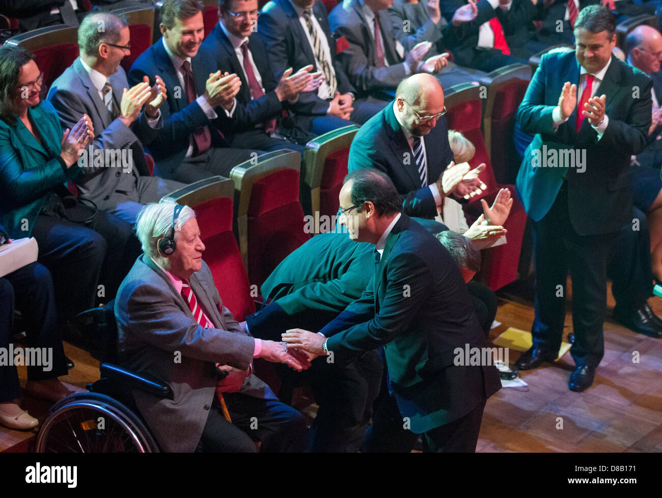 Der französische Präsident Francois Hollande grüßt der ehemalige deutsche Bundeskanzler Helmut Schmidt während der Zeremonie anlässlich des 150. Geburtstages von der Sozialdemokratischen Partei Deutschlands (SPD) an das Gewandhaus in Leipzig, Deutschland, 23. Mai 2013. Der allgemeine deutsche Arbeitnehmer Association (ADAV), der Vorläufer der SPD, wurde vor 150 Jahren gegründet. Foto: THOMAS PETER/POOL Stockfoto