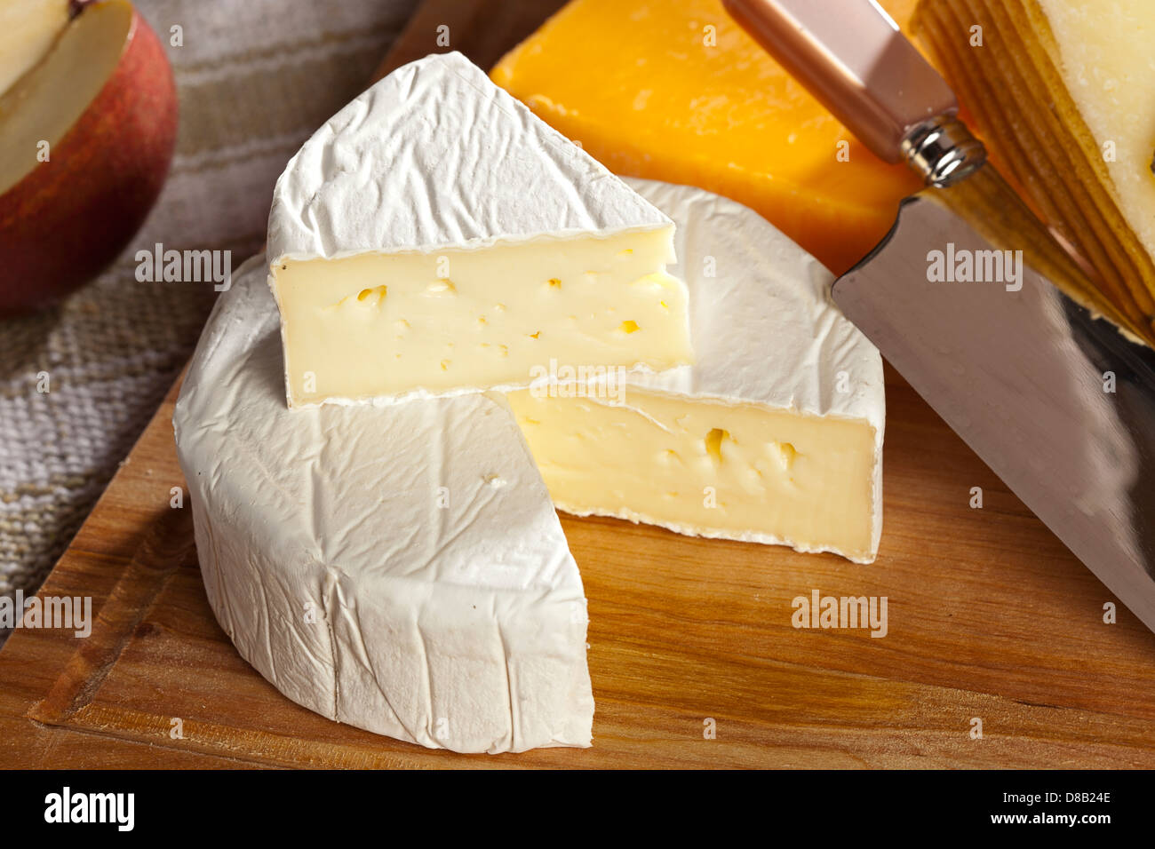 Frische Bio White-Brie-Käse auf einem Hintergrund Stockfoto