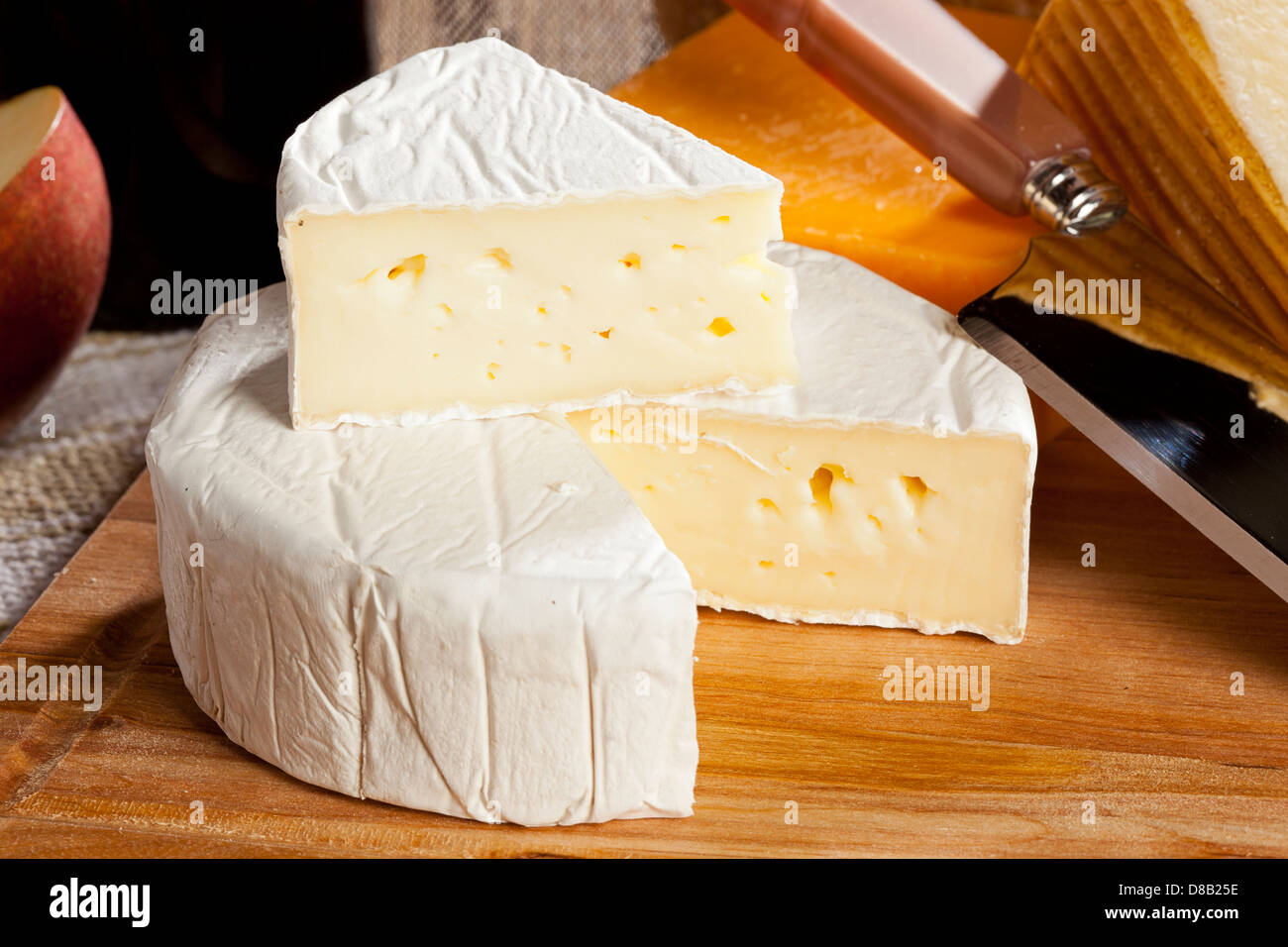 Frische Bio White-Brie-Käse auf einem Hintergrund Stockfoto