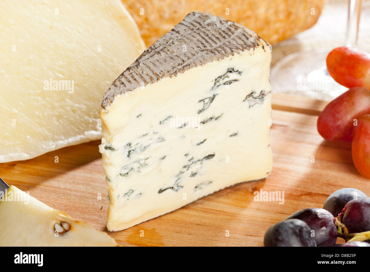 Frische Bio White-Brie-Käse auf einem Hintergrund Stockfoto