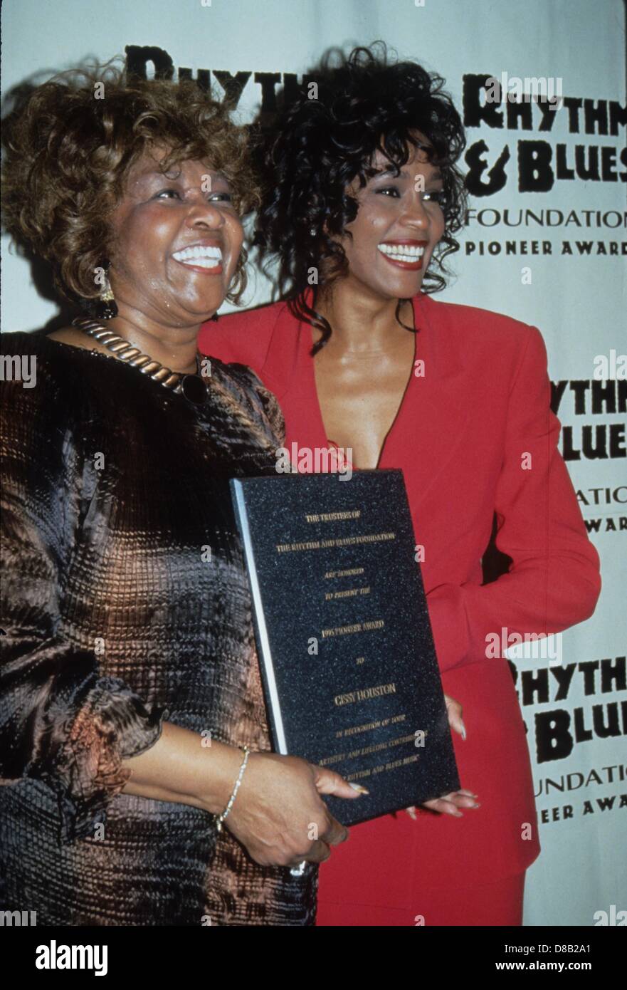 CISSY HOUSTON mit Whitney Houston bei Rhythmus - Blues-Stiftung 1995.k0790tr. (Kredit-Bild: © Tom Rodriguez/Globe Photos/ZUMAPRESS.com) Stockfoto