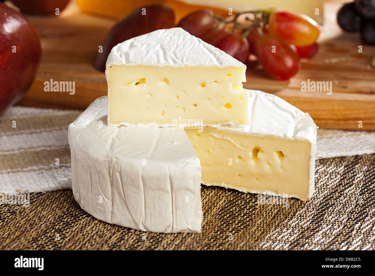 Frische Bio White-Brie-Käse auf einem Hintergrund Stockfoto