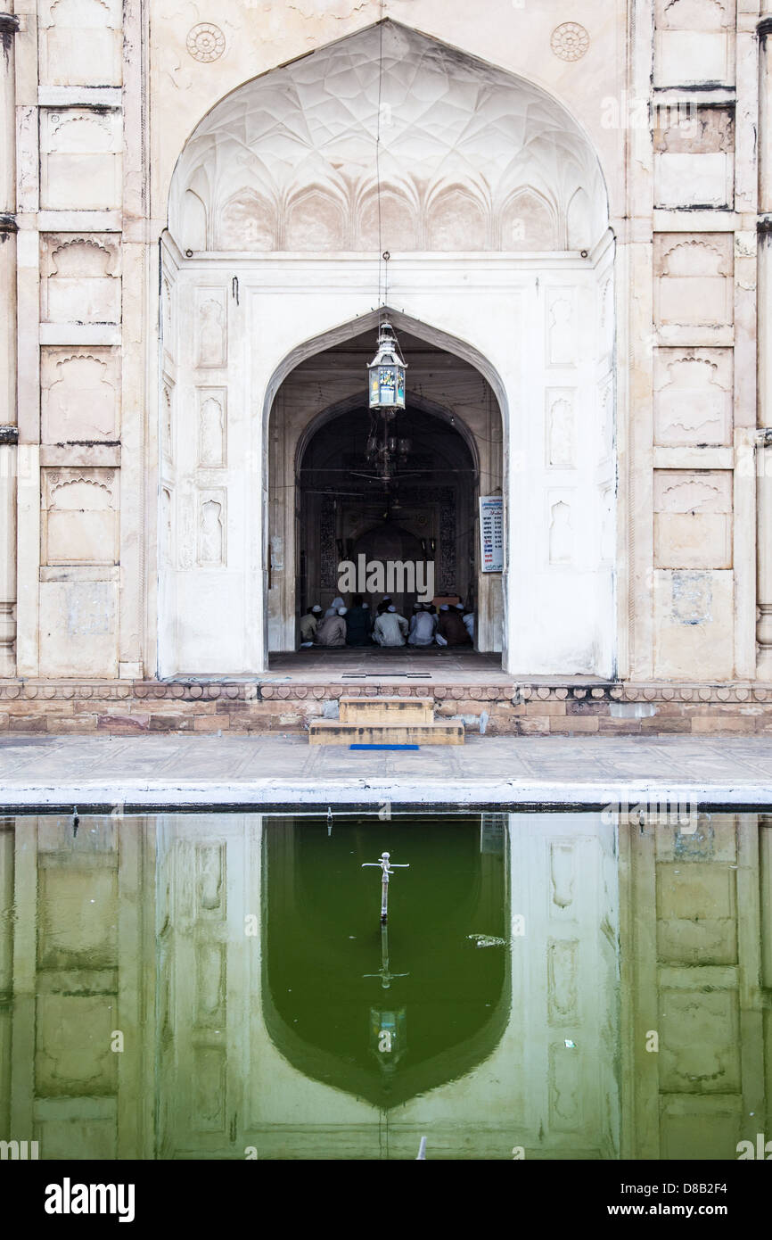 Gebetszeit in einer Moschee in Gwalior, Madhya Pradesh, Indien Stockfoto