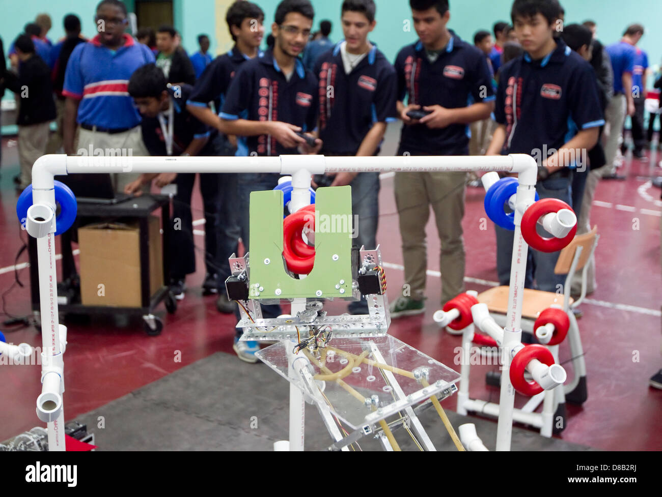 Multi-ethnischen Gruppe von Gymnasiasten Robotik Club geben eine Demonstration während einer Wissenschaftsmesse an Schule in Austin, Texas Stockfoto