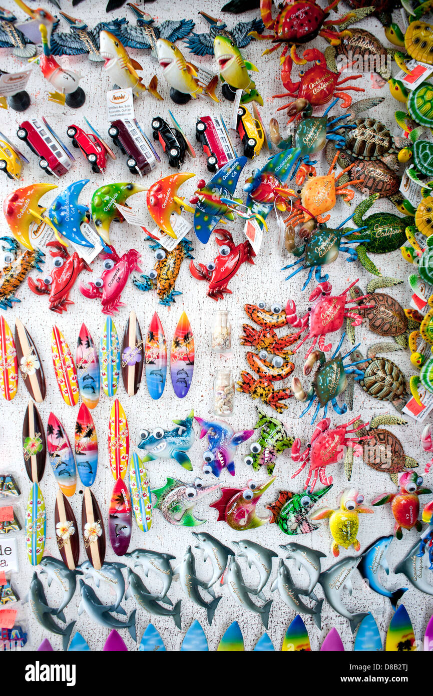 Souvenir-Pins oder Abzeichen, für den Verkauf auf dem Pier in Oceanside, Kalifornien. Stockfoto