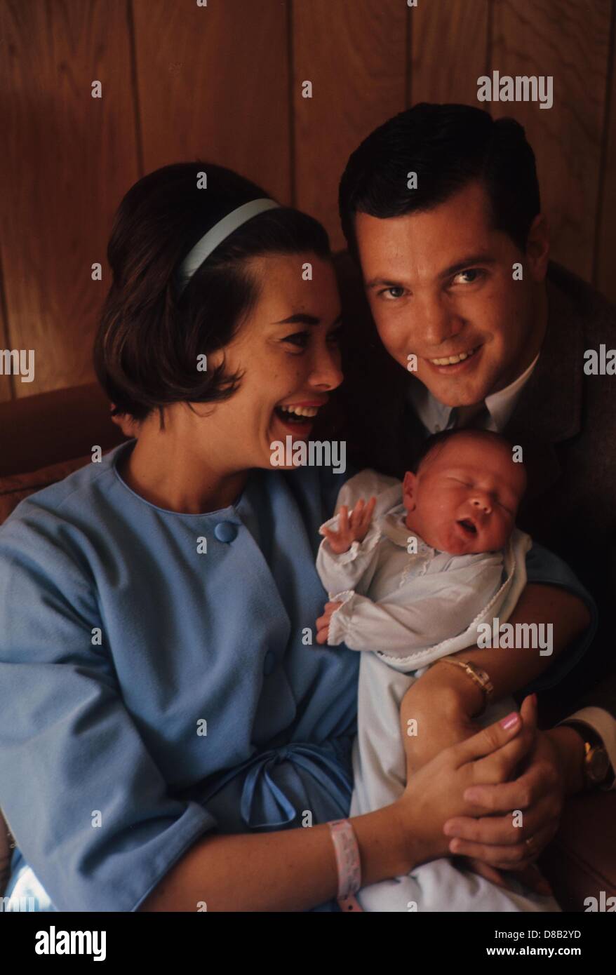 DWAYNE HICKMAN mit Frau Carol Christensen und Sohn John Francis Hickman 1964.z6837. (Kredit-Bild: © Bill Kobrin/Globe Photos/ZUMAPRESS.com) Stockfoto