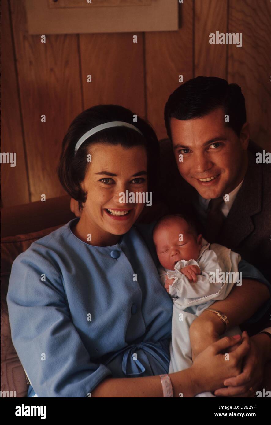 DWAYNE HICKMAN mit Frau Carol Christensen und Sohn John Francis Hickman 1964.z6837. (Kredit-Bild: © Bill Kobrin/Globe Photos/ZUMAPRESS.com) Stockfoto