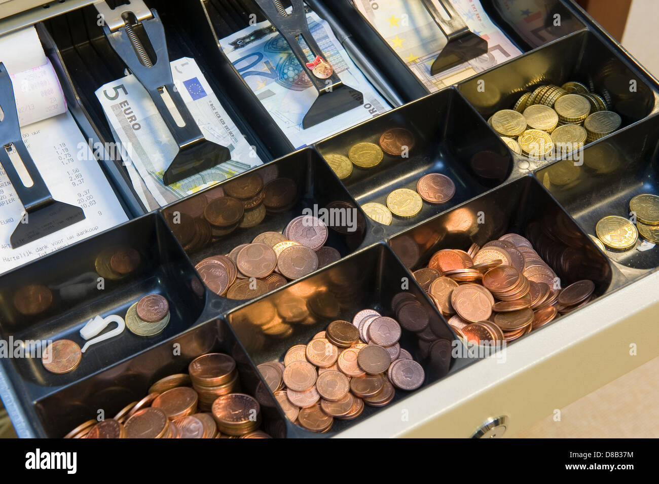 Bares Geld in der Schublade an einer Paydesk in einem Geschäft Stockfoto