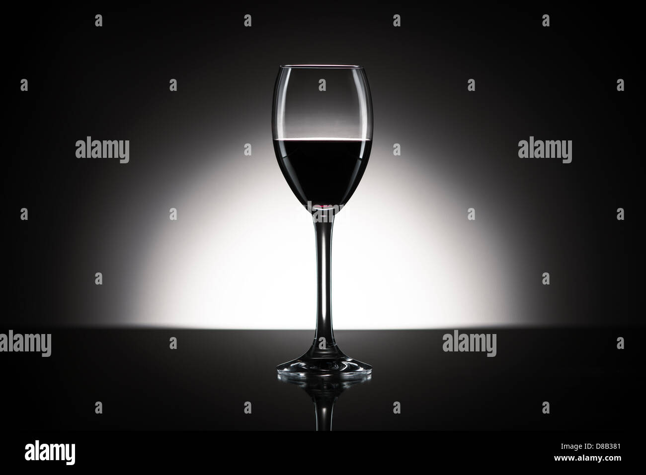 Rotwein Glas vor weißem Hintergrund Stockfoto