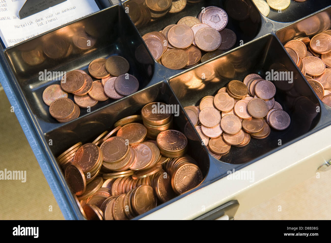 Bares Geld in der Schublade an einer Paydesk in einem Geschäft Stockfoto