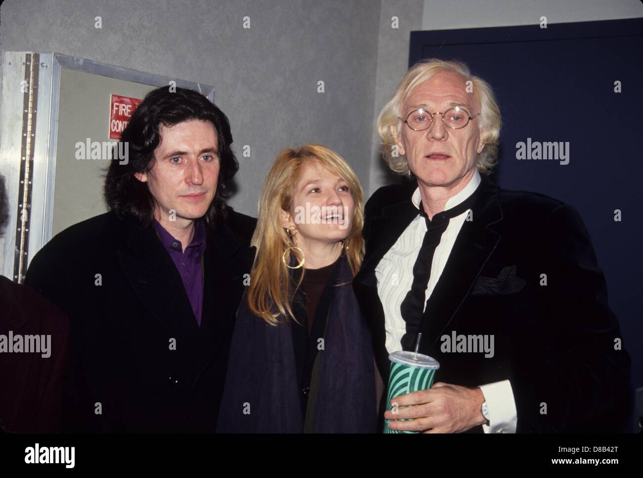 RICHARD HARRIS mit Gabriel Byrne, Ellen Barkin.Film Premiere von The Field 1990.l0938. (Kredit-Bild: © John Barrett/Globe Photos/ZUMAPRESS.com) Stockfoto