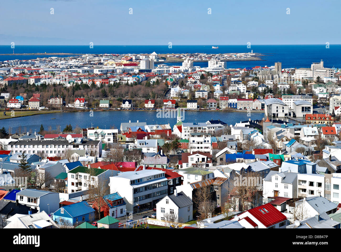Innenstadt vom Turm der Hallgrímskirkja Kirche mit Tjoernin Stadt See, Rathaus, Reykjavik, Island, Europa Stockfoto