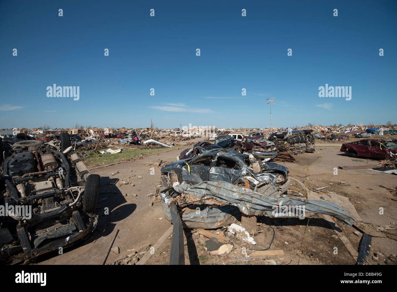 Moore, Oklahoma, USA. 22. Mai 2013 - zerstörte Autos auf dem Parkplatz des Briarwood Elementary School. Bildnachweis: James Pratt / Alamy Live News Stockfoto