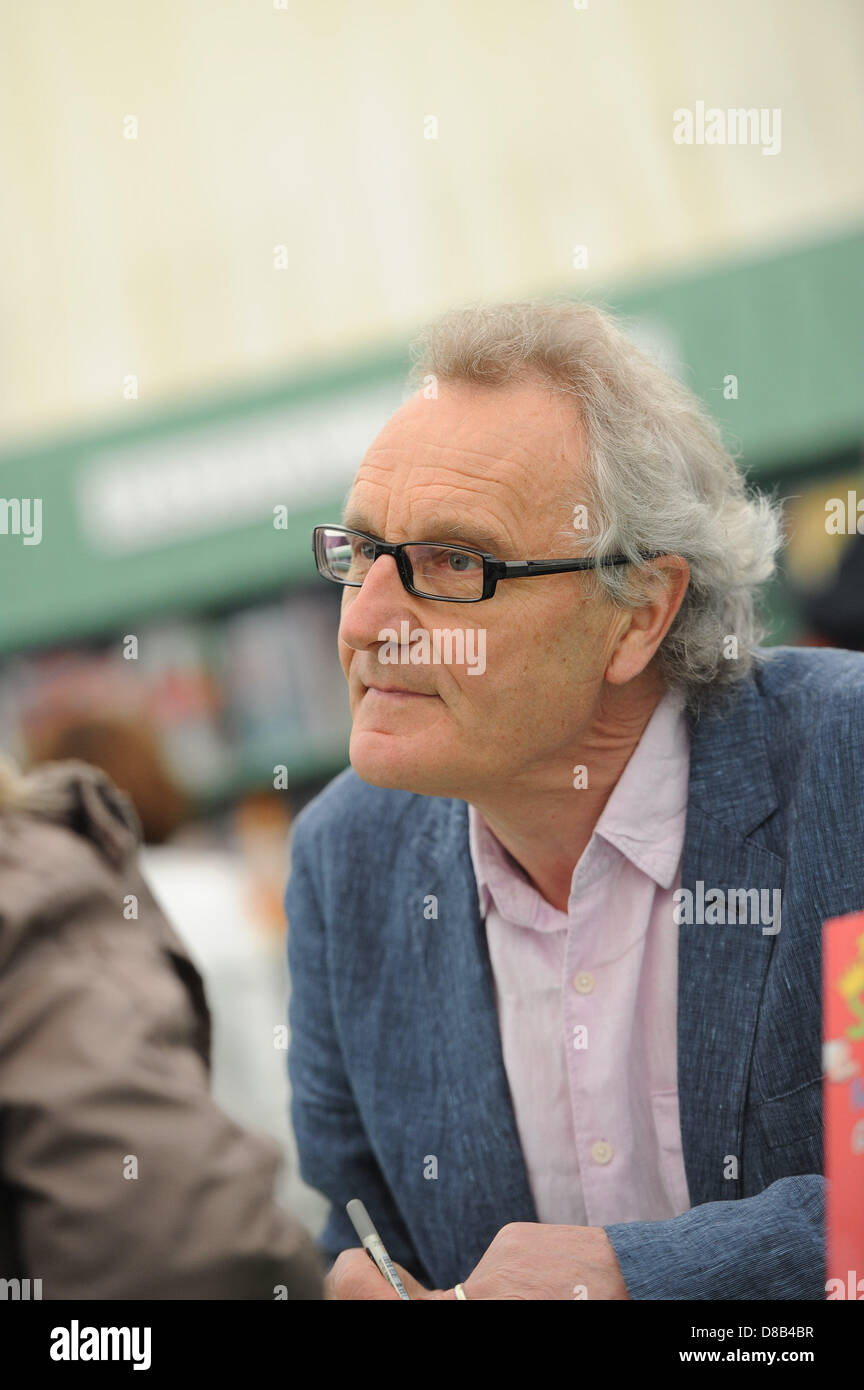Hay on Wye, Wales, UK. 23. Mai 2013. Kinder Autor JEREMY STRONG Unterzeichnung Exemplare seiner Bücher an am Heu Festival 2013. Bildnachweis: Keith Morris/Alamy Live-Nachrichten Stockfoto