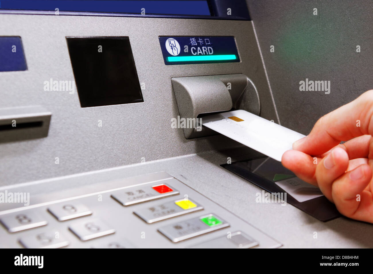 Legen Sie die Karte in einem ATM-Maschine Stockfoto