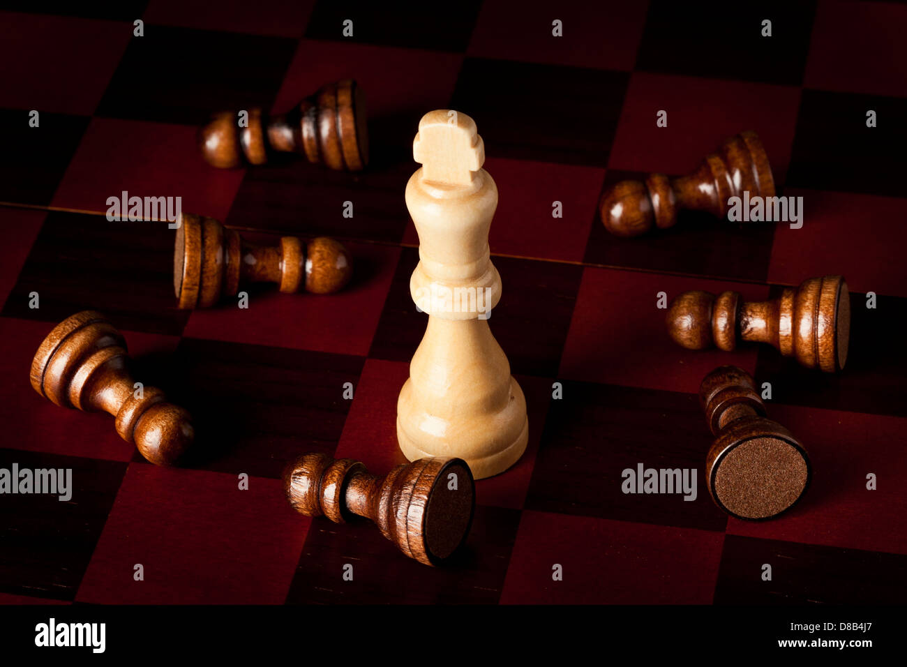 Klassische Holz Schachbrett mit Figuren vor einem Hintergrund Stockfoto