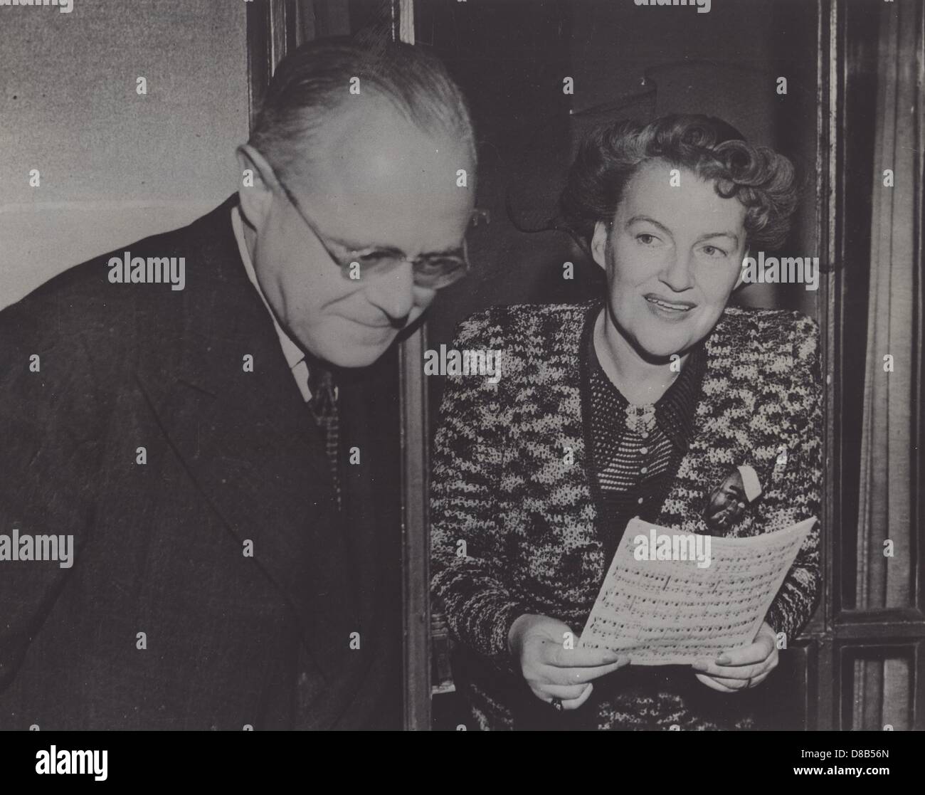 GRACIE FIELDS mit Herrn Basil Dean in London. Sie ist die britische Soldaten und Fabrikarbeiter unterhalten. 1943. (Kredit-Bild: © Harris Ewing News/Globe Photos/ZUMAPRESS.com) Stockfoto GRACIE FIELDS mit Herrn Basil Dean in London. Sie ist die britische Soldaten und Fabrikarbeiter unterhalten. 1943. (Kredit-Bild: © Harris Ewing News/Globe Photos/ZUMAPRESS.com) Stockfoto