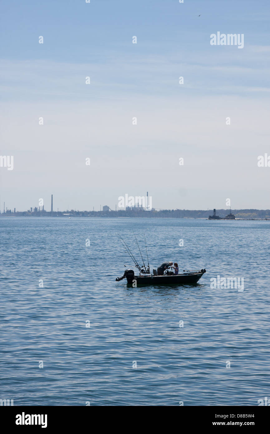 Freizeit Mann Boot blauer Himmel Wassersee zum Angeln Stockfoto