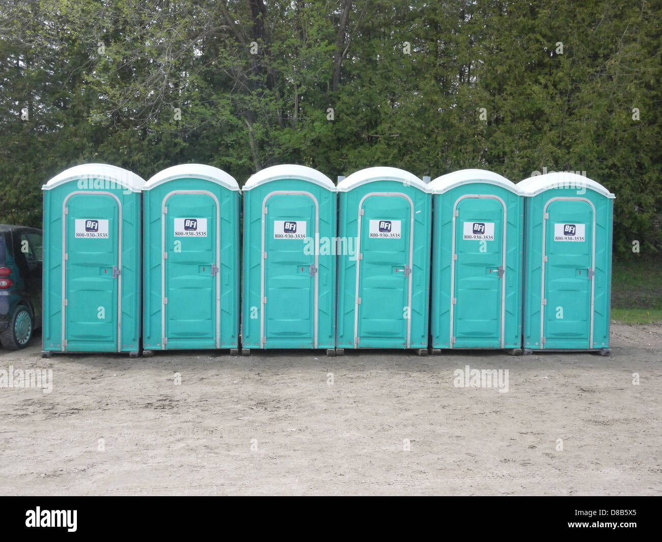 Mobiltoiletten Reihe grüne Outdoor-Toilette Stockfoto
