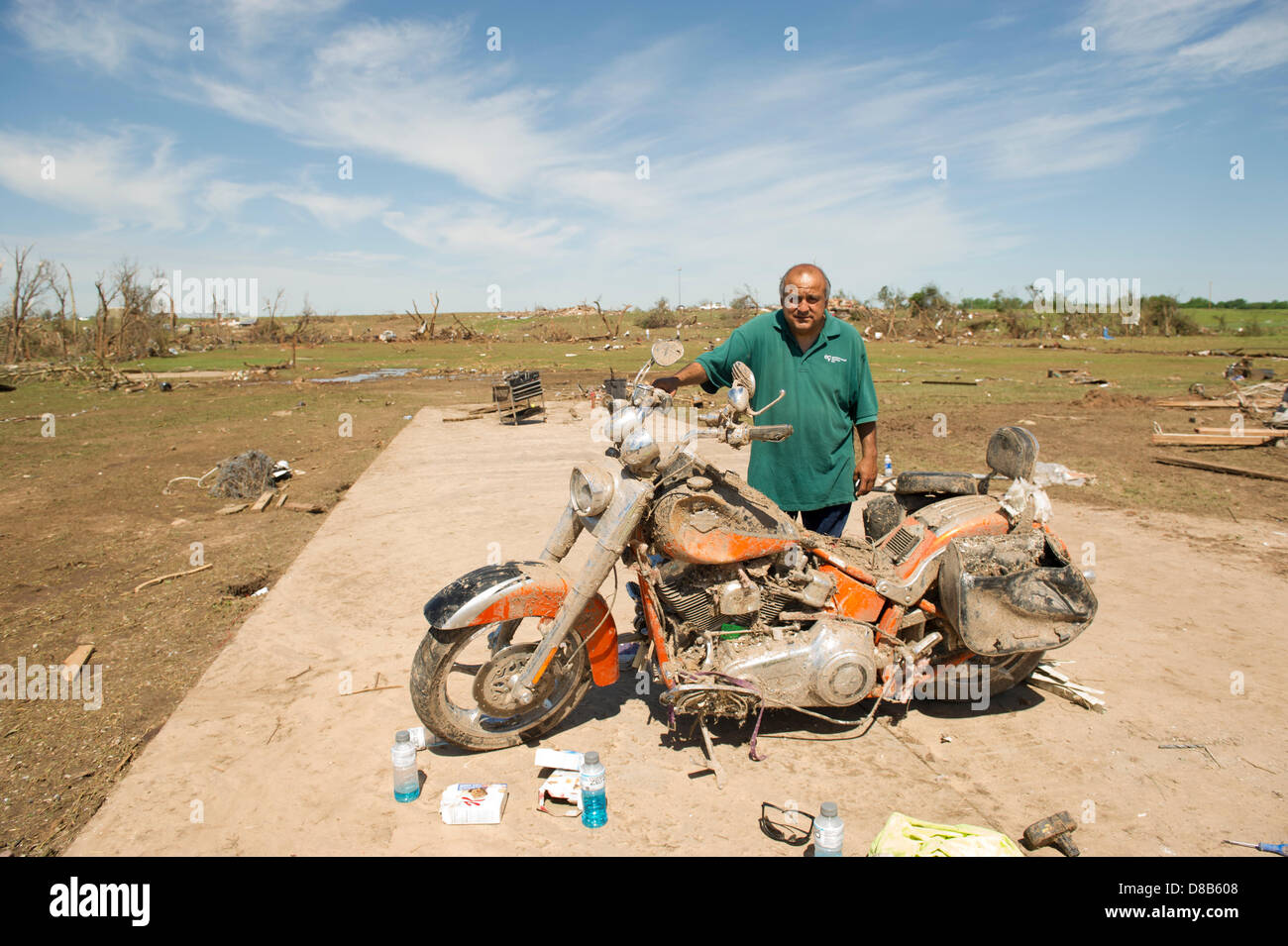 22. Mai 2013 erholt sich Moore Oklahoma - George Cruze, Besitzer des Environmental Cleanup Inc 405-677-0565 seine wertvollen Harley Davidson EVO von der Zerstörung nach dem Tornado Moore "OK".  Bildnachweis: James Pratt / Alamy Live News Stockfoto