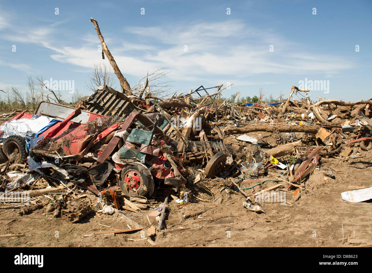 22. Mai 2013 Moore Oklahoma. Am westlichen Rande von Moore sind landwirtschaftliche Geräte über die Landschaft verstreut. Bildnachweis: James Pratt / Alamy Live News Stockfoto