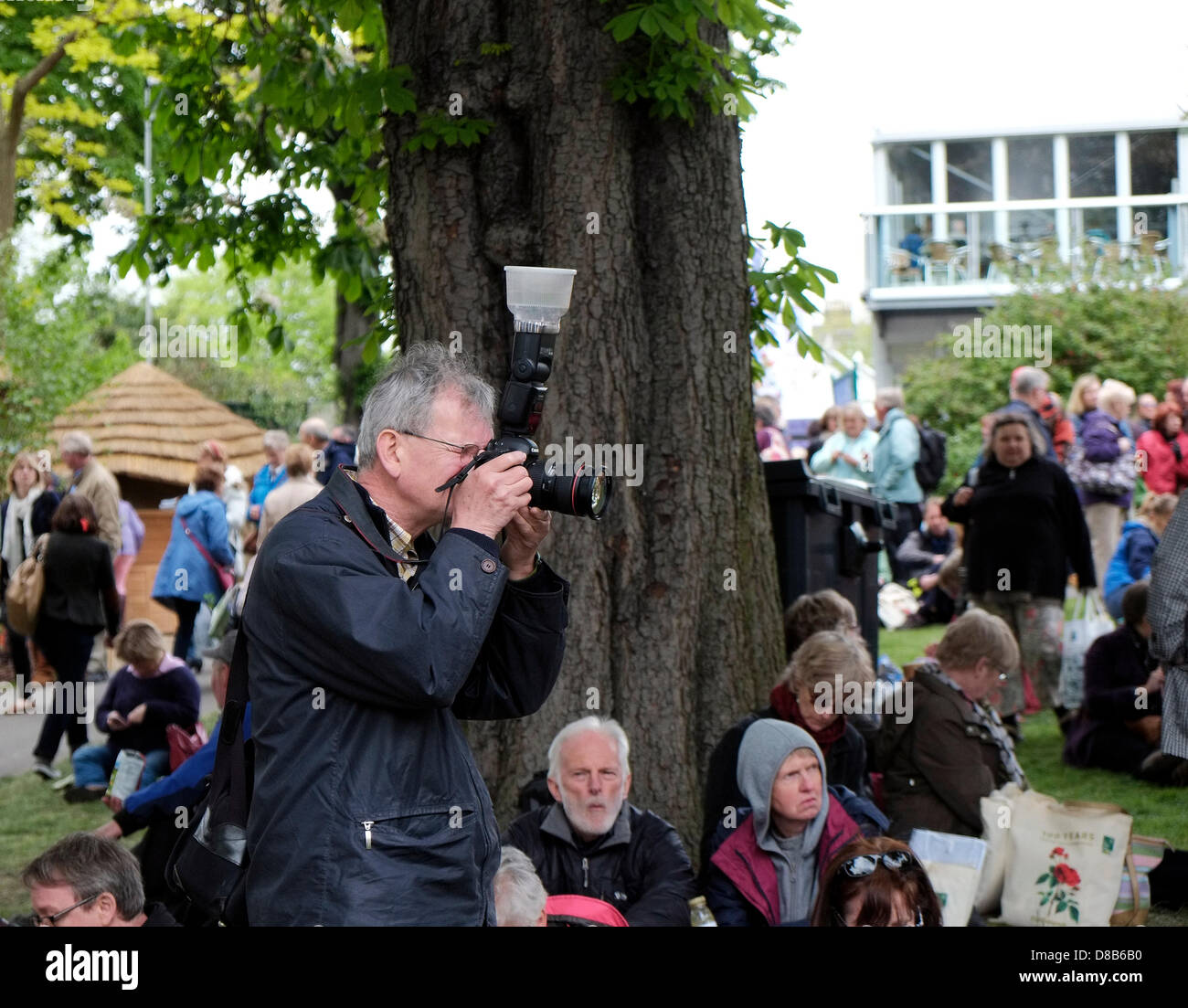 Martin Parr der Fotograf bei der Arbeit an der Chelea Flower Show Stockfoto