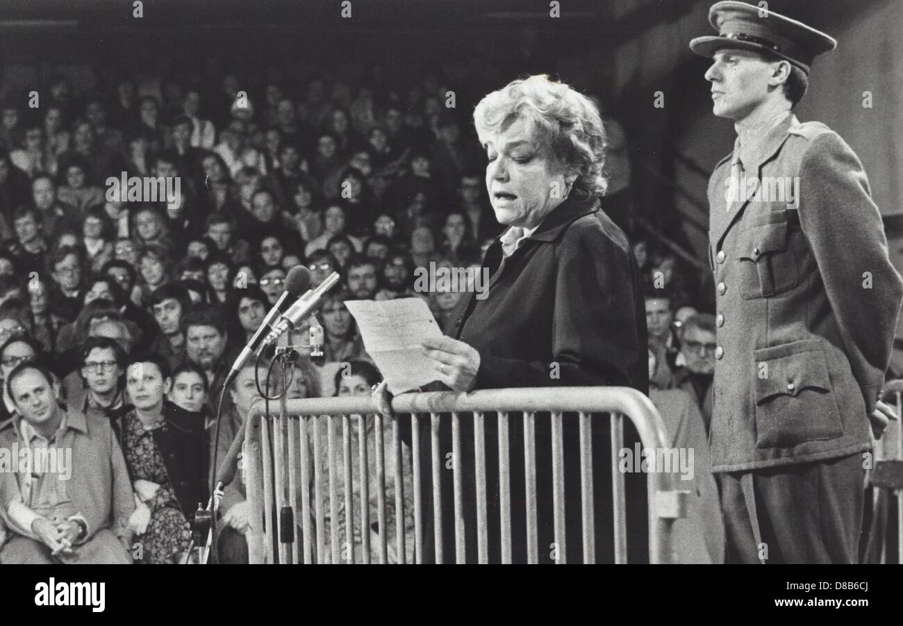 SIMONE SIGNORET in TV Reenactment des Prozesses in nationalsozialistische der Charta 77 Mitglieder 1980 (Credit-Bild: © Pt/Globe Photos/ZUMAPRESS.com) Stockfoto
