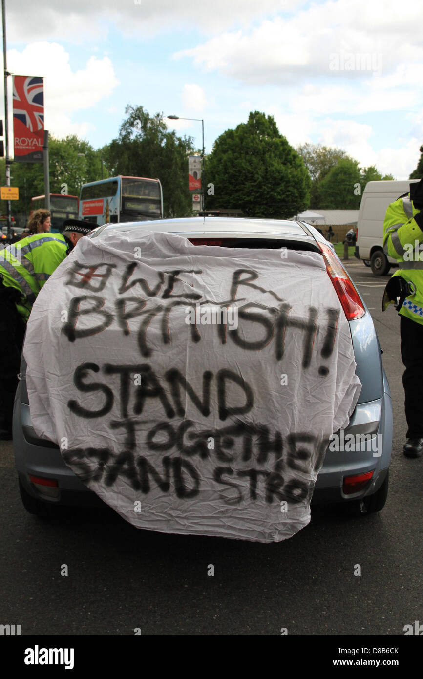 Auto mit britischen Banner in der Nähe von Woolwich barracks. Die Insassen wurden gebeten, das Banner entfernen von der Polizei... Stockfoto